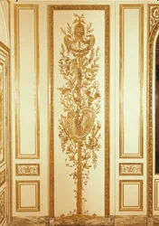 Vertäfelungsdetail mit einem Trophäenschild, Lyra, Zepter und Hermesstab für den 